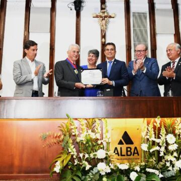 Carlos Prado recebe Comenda 2 de Julho na ALBA