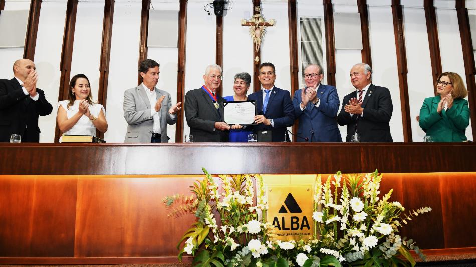 Carlos Prado recebe Comenda 2 de Julho na ALBA