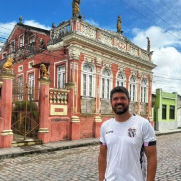 Marcelo Courrege, repórter da TV Globo, conhece origens da família em viagem à Bahia
