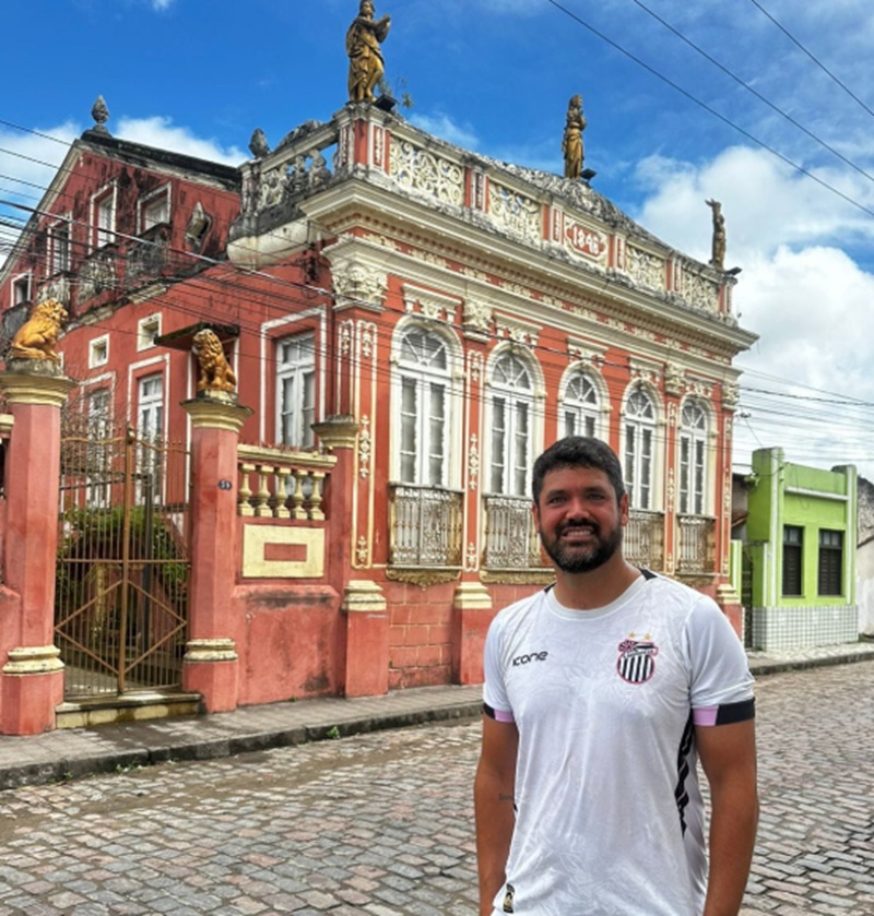 Marcelo Courrege, repórter da TV Globo, conhece origens da família em viagem à Bahia