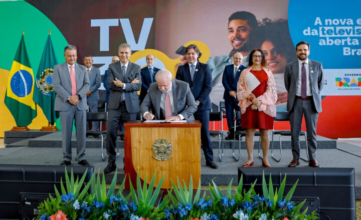 Lula assina decreto que regulamenta a TV 3.0; saiba quando começam as transmissões