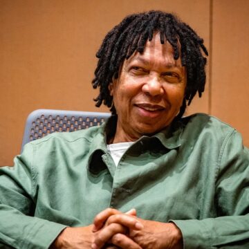 Djavan prepara turnê para 2026 e anuncia novo álbum; saiba detalhes