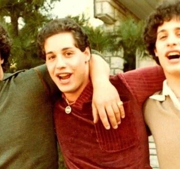 Trigêmeos separados por experimento secreto se reencontram por acaso 19 anos depois