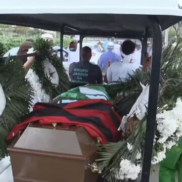Corpo de Arlindo Cruz é enterrado no Rio após despedida emocionante