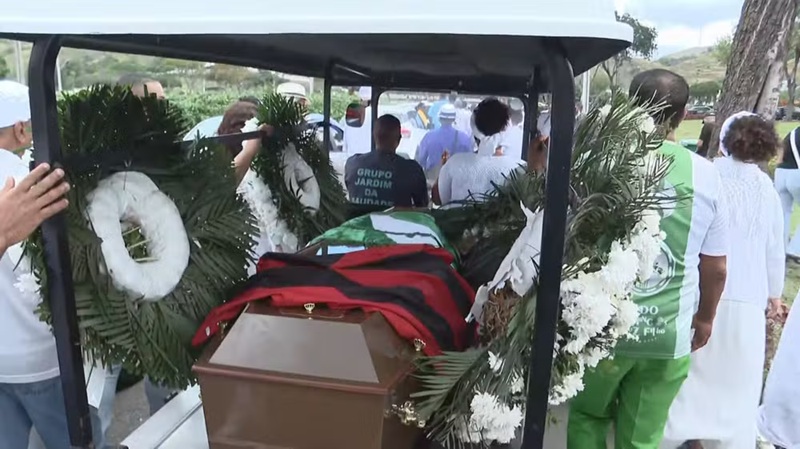 Corpo de Arlindo Cruz é enterrado no Rio após despedida emocionante