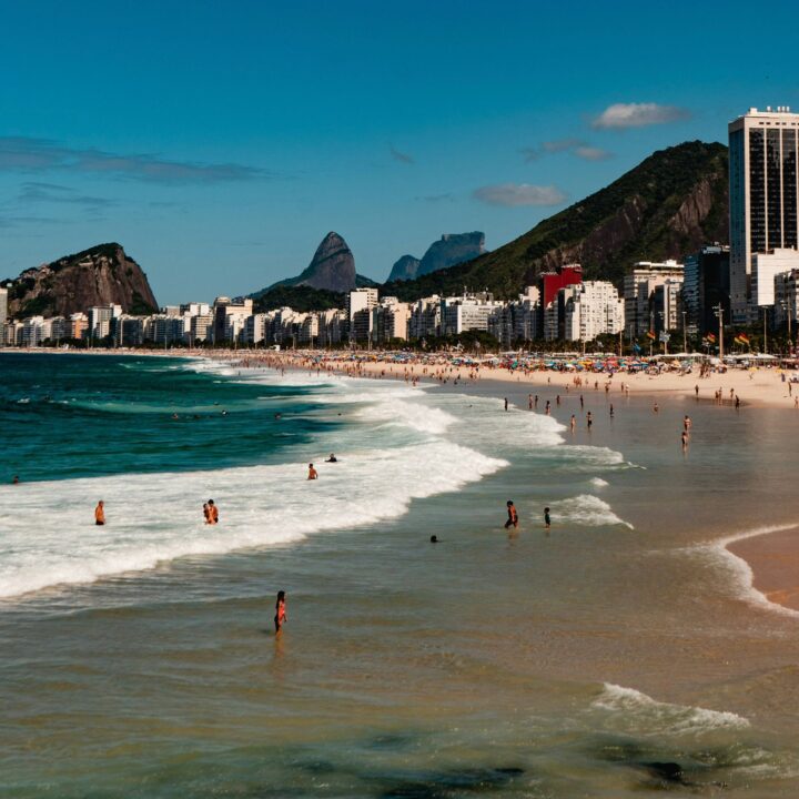 Turistas italianas caem em golpe e pagam R$ 3 mil por maço de cigarros em praia do RJ
