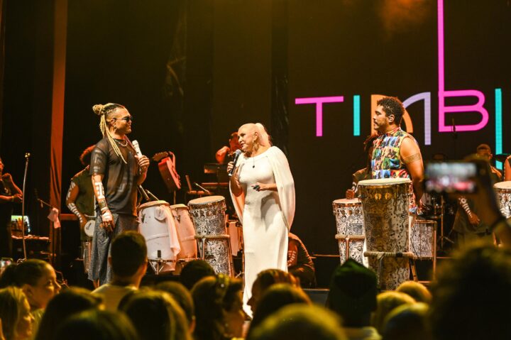Fafá de Belém canta com Timbalada durante aniversário de hotel na Praia do Forte