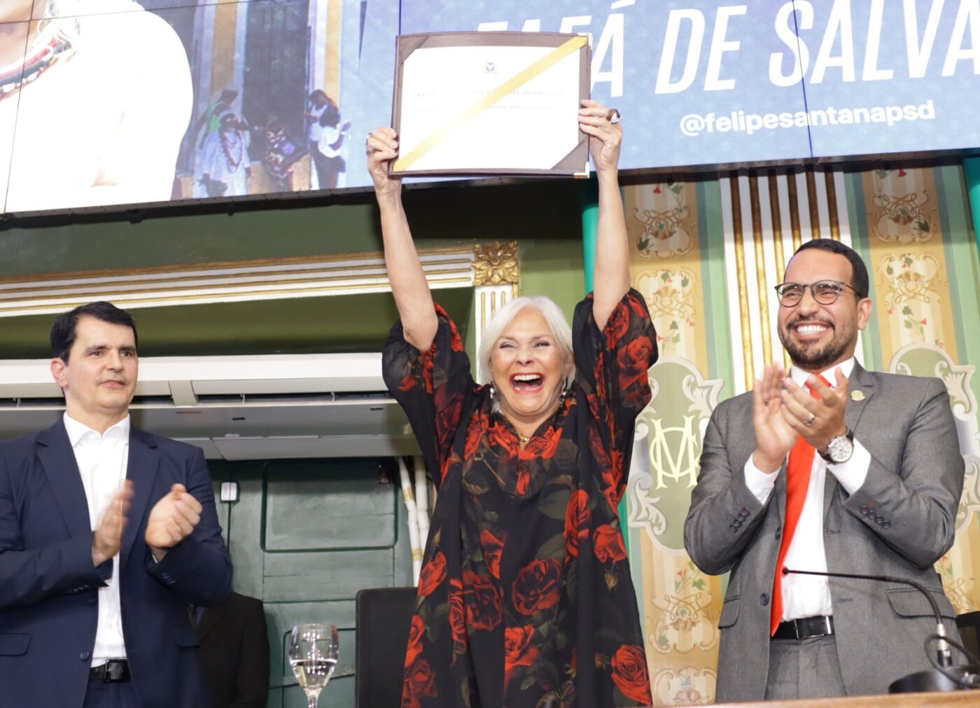 Fafá de Belém recebe homenagem e ganha título de cidadania na capital baiana