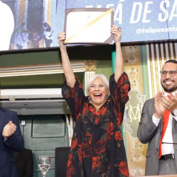 Fafá de Belém recebe homenagem e ganha título de cidadania na capital baiana
