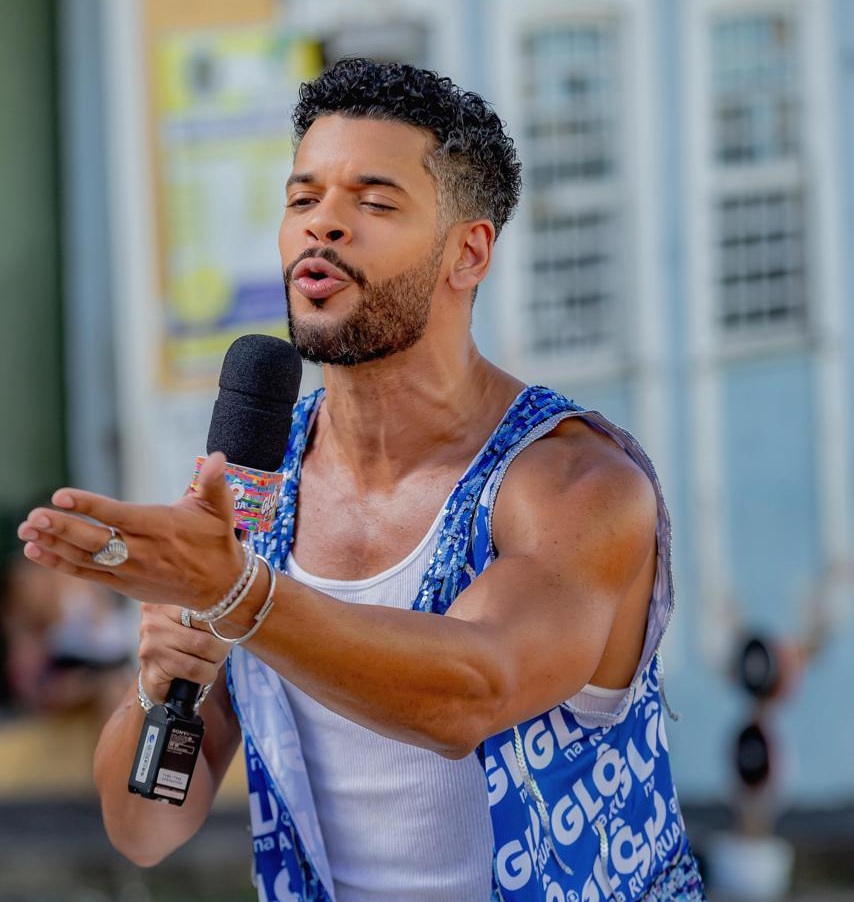 Baiano Felipe Velozo estreia como apresentador do ‘Estrela da Casa’ após brilhar em grandes transmissões