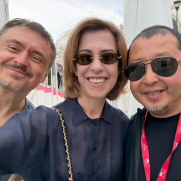 Fernanda Torres posa ao lado de grandes nomes do cinema em Veneza