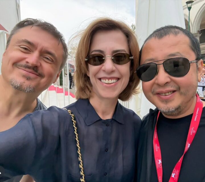 Fernanda Torres posa ao lado de grandes nomes do cinema em Veneza