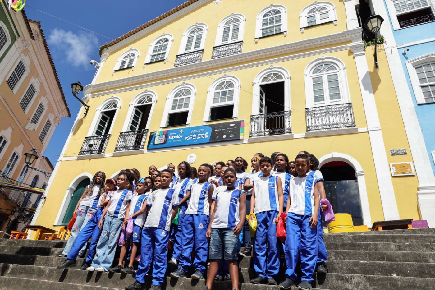 Flipelô 2025 promove contação de história musicada para crianças da rede municipal de Salvador