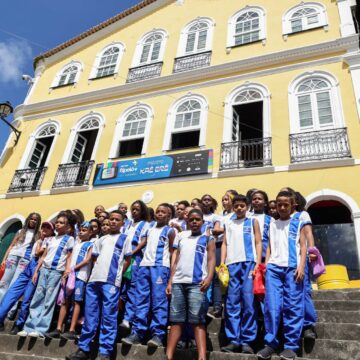 Flipelô 2025 promove contação de história musicada para crianças da rede municipal de Salvador