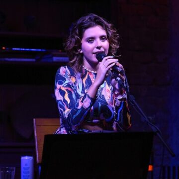 Flor Gil faz estreia de turnê solo no Brasil e homenageia tia Preta Gil