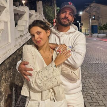 Flor Gil abre álbum de fotos após shows em Salvador