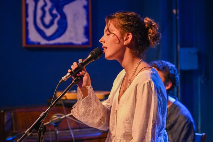 Flor Gil estreia turnê solo com show emocionante em Salvador e homenageia tia Preta Gil