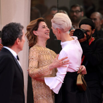 Fernanda Torres e Tilda Swinton roubam a cena em momento fofo no Festival de Veneza