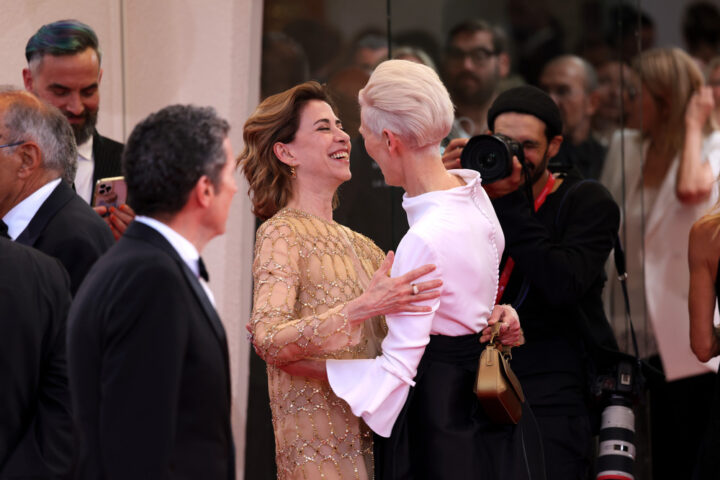 Fernanda Torres e Tilda Swinton roubam a cena em momento fofo no Festival de Veneza
