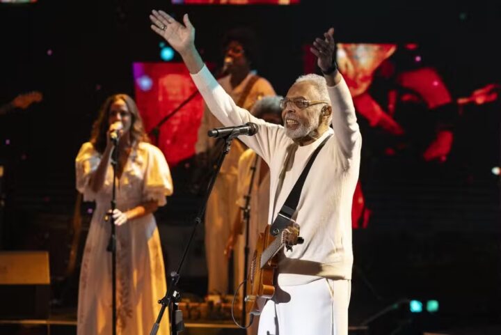 Gilberto Gil participa do Domingão com Huck e fala sobre retorno da turnê após morte de Preta: ‘Por ela, para ela, por todos nós’