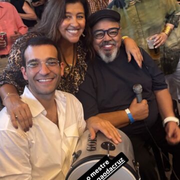 Humberto Carrão comemora aniversário com festa e roda de samba no centro do Rio de Janeiro