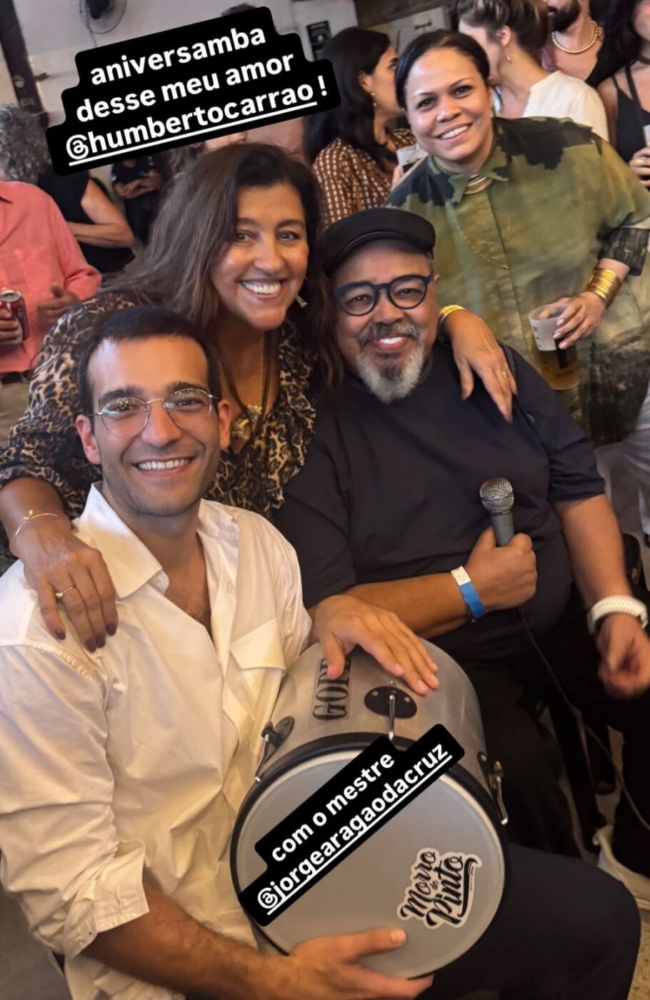 Humberto Carrão comemora aniversário com festa e roda de samba no centro do Rio de Janeiro