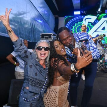 Erika Januza, Astrid Fontenelle e mais famosos curtem show de Tatau em resort na Praia do Forte