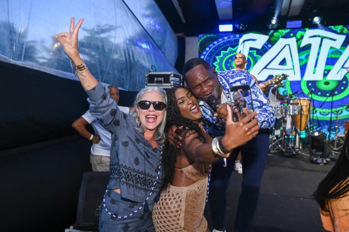 Erika Januza, Astrid Fontenelle e mais famosos curtem show de Tatau em resort na Praia do Forte