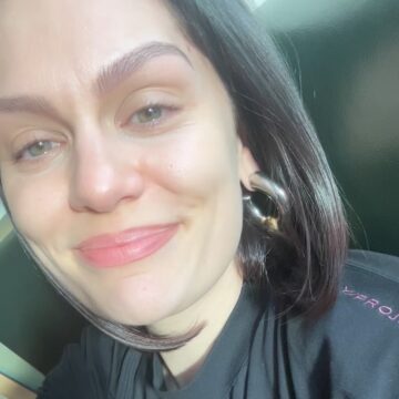 Jessie J atualiza estado de saúde após cirurgia contra câncer de mama: ‘Ainda sinto dores’