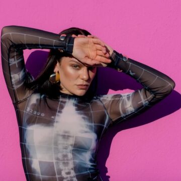 Jessie J anuncia nova cirurgia contra o câncer de mama: ‘Chance de 50% de voltar’