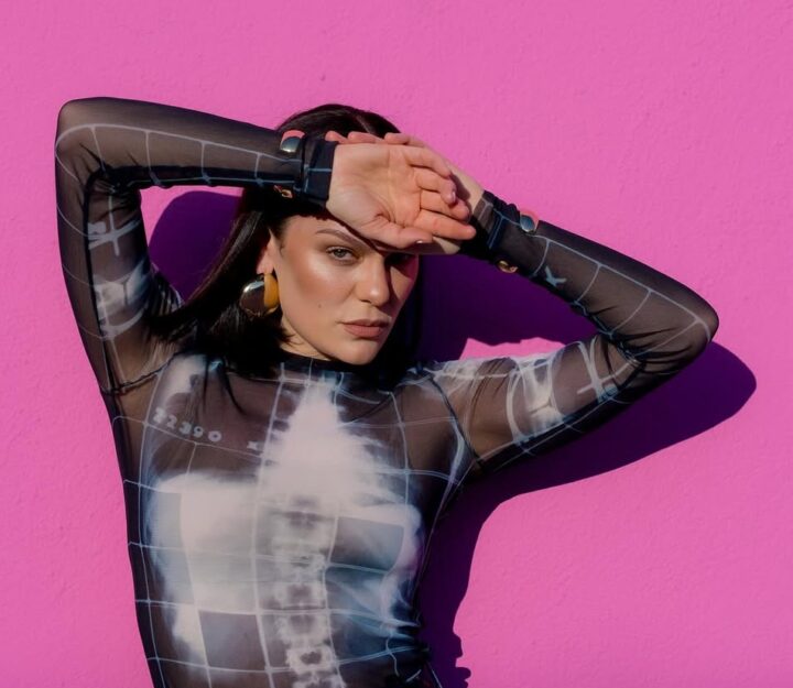 Jessie J anuncia nova cirurgia contra o câncer de mama: ‘Chance de 50% de voltar’