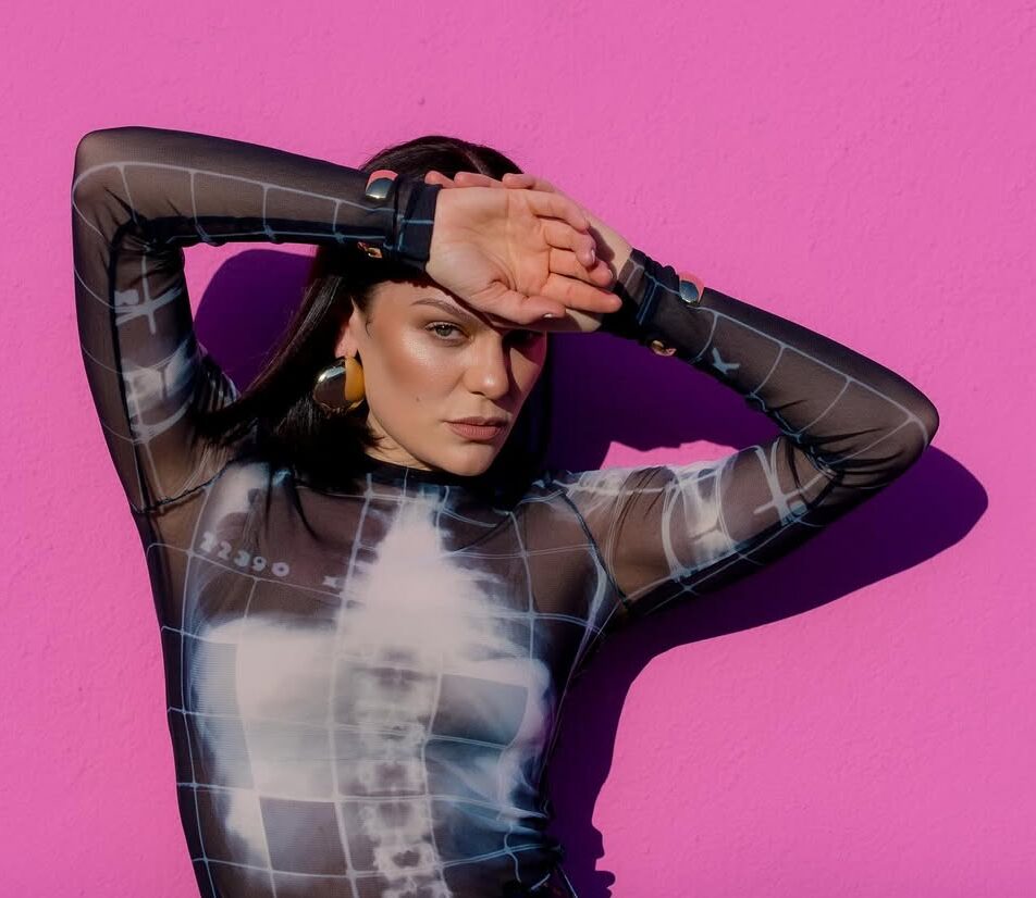 Jessie J anuncia nova cirurgia contra o câncer de mama: ‘Chance de 50% de voltar’
