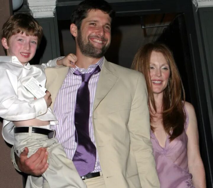 Julianne Moore celebra 22 anos de casamento e admite arrependimento: ‘Não entendo’