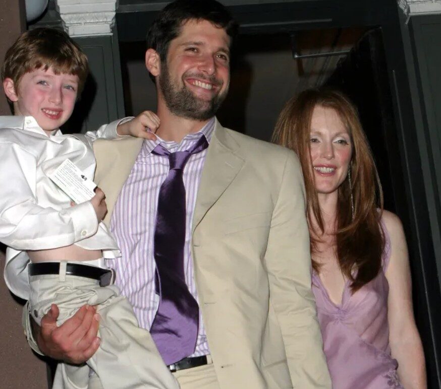 Julianne Moore celebra 22 anos de casamento e admite arrependimento: ‘Não entendo’