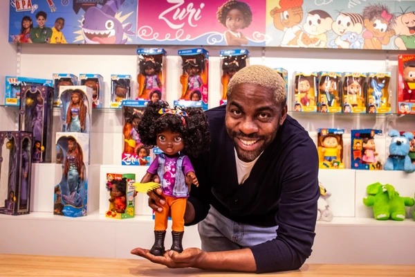 Fábrica baiana relança boneca negra em parceria com Lázaro Ramos