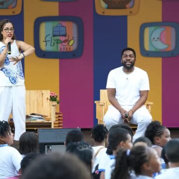 Lázaro Ramos conversa com crianças e jovens na Flipelô e anuncia livro sobre Ruth de Souza