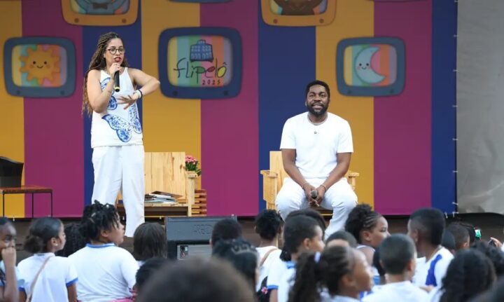 Lázaro Ramos conversa com crianças e jovens na Flipelô e anuncia livro sobre Ruth de Souza