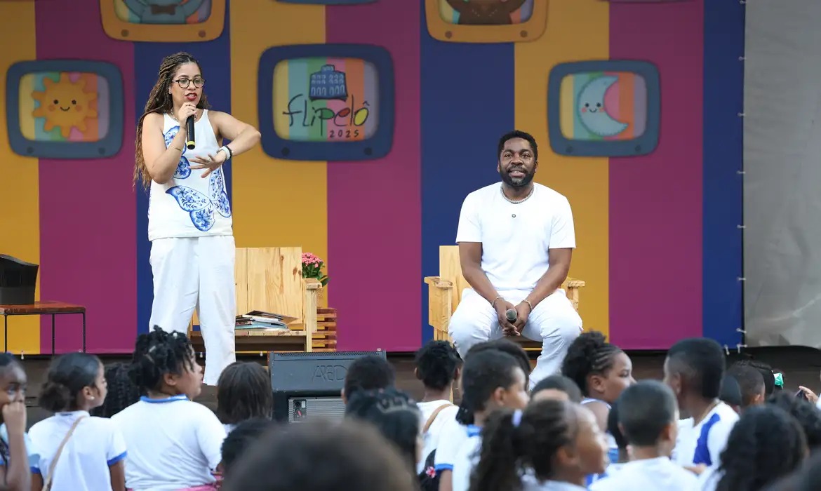Lázaro Ramos conversa com crianças e jovens na Flipelô e anuncia livro sobre Ruth de Souza