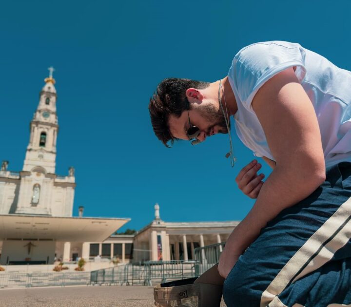 Luan Santana visita Santuário de Fátima antes de iniciar turnê em Portugal: ‘Sinto meu coração se encher’