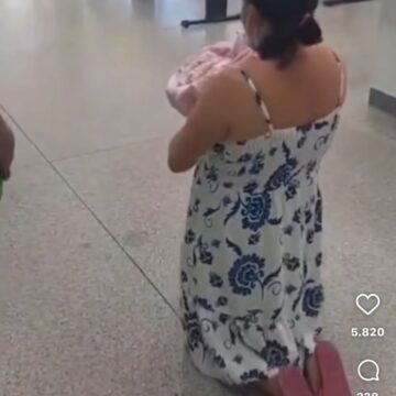 Mãe paga promessa e deixa maternidade ajoelhada com a filha no interior da Bahia