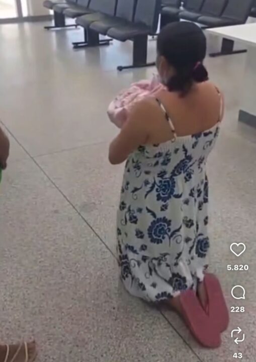Mãe paga promessa e deixa maternidade ajoelhada com a filha no interior da Bahia