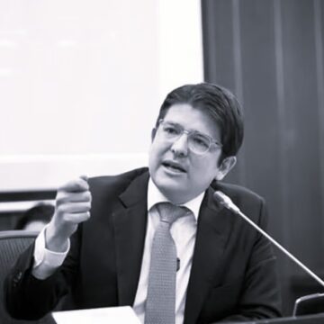 Morre Miguel Uribe, pré-candidato à presidência da Colômbia baleado em comício