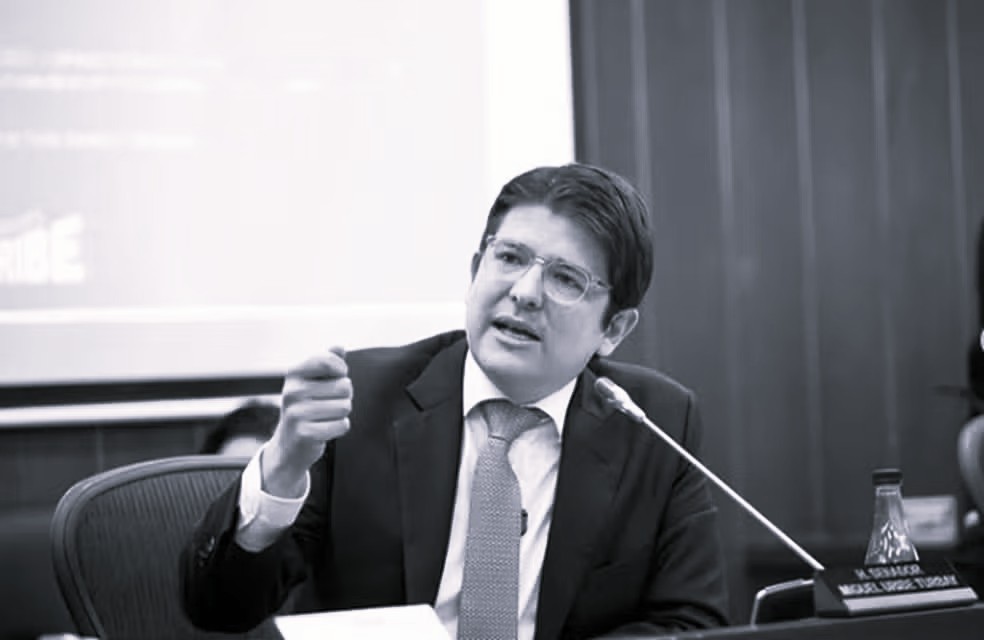 Morre Miguel Uribe, pré-candidato à presidência da Colômbia baleado em comício