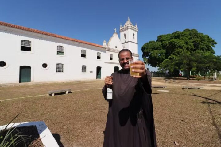 Monges beneditinos do interior do Rio produzem cerveja artesanal com bênção em latim