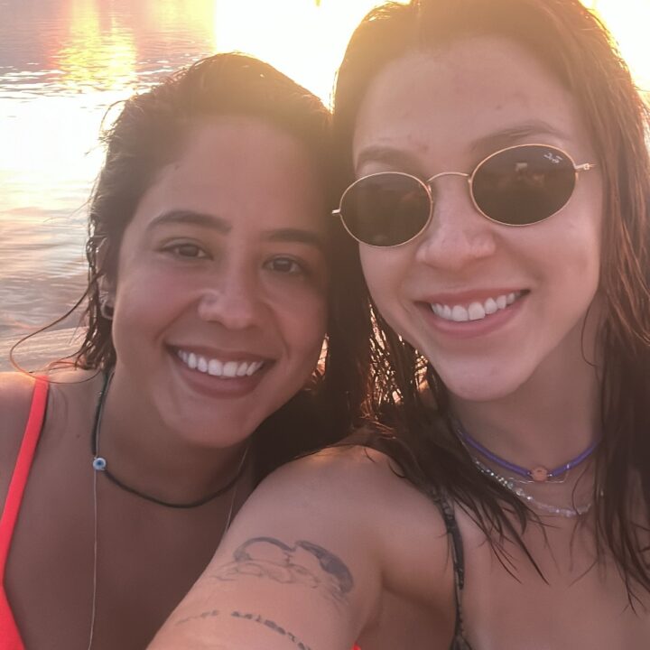 Filha de Leonardo posta foto com namorada e se declara: ‘Evoluí como pessoa porque tive você’