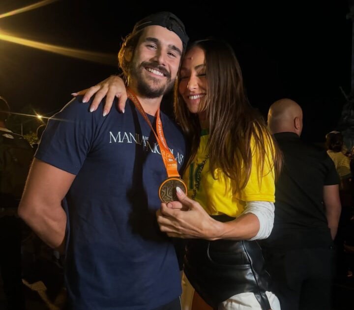 Sabrina Sato se declara a Nicolas Prattes, que participa de maratona na Austrália