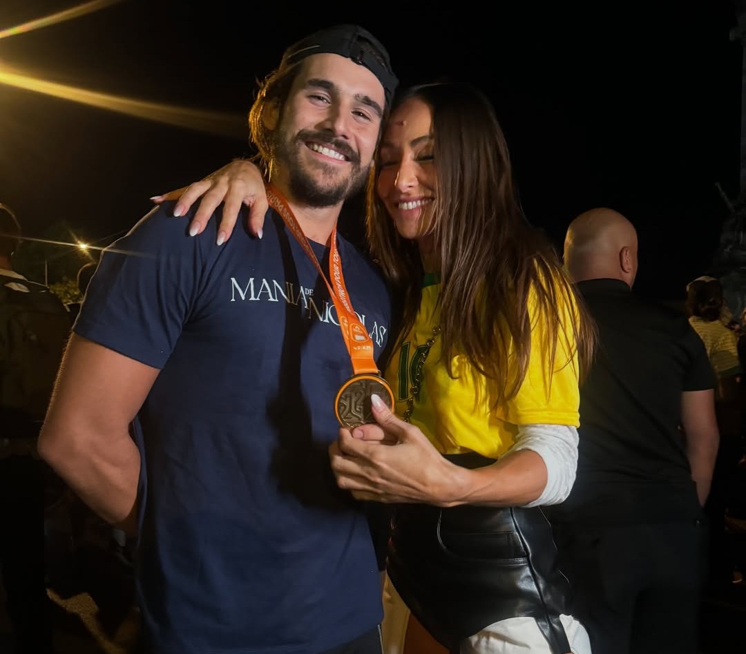 Sabrina Sato se declara a Nicolas Prattes, que participa de maratona na Austrália