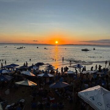 Pôr do sol lota Porto da Barra em plena segunda-feira de inverno em Salvador