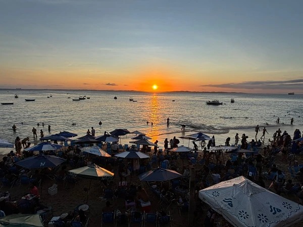 Pôr do sol lota Porto da Barra em plena segunda-feira de inverno em Salvador