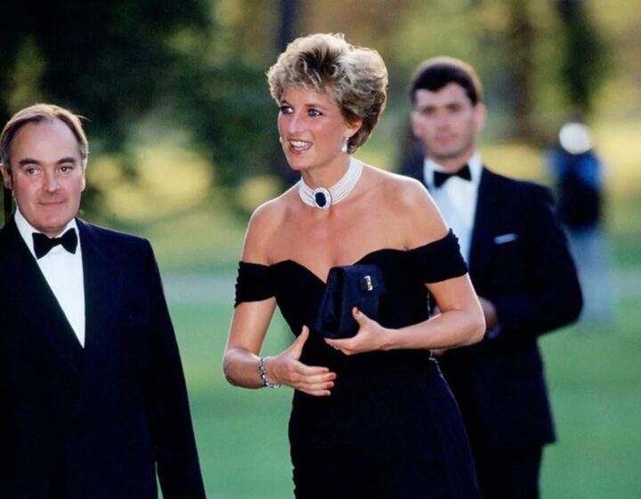 Cápsula do tempo enterrada por Princesa Diana é reaberta em Londres; saiba o que tinha dentro